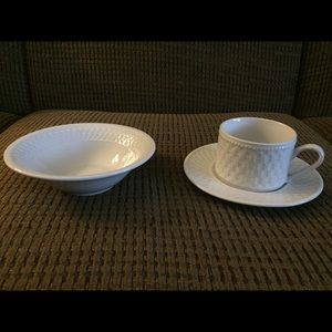Oneida coffee cups, saucers and soup bowls